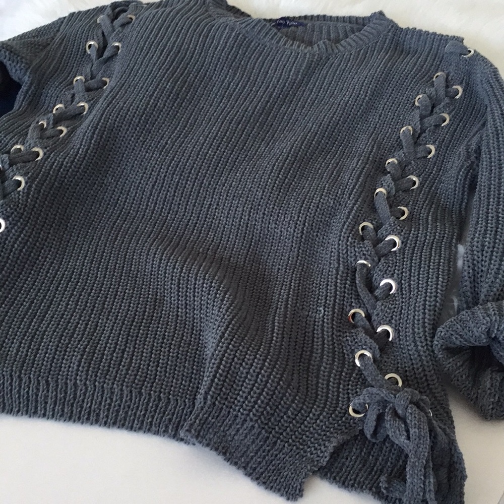 ❗️One Left ❗️NWT grey lace long sleeve sweater - Picture 8 of 8